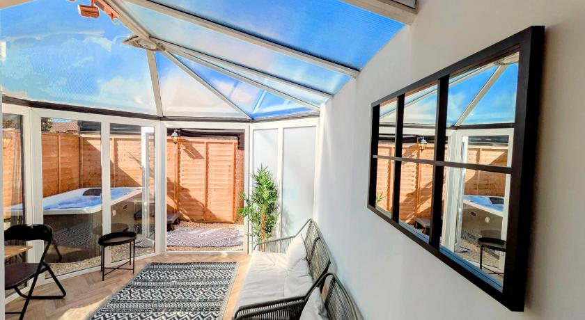 1-Bed Retreat - Hot Tub Private Garden & Bbq