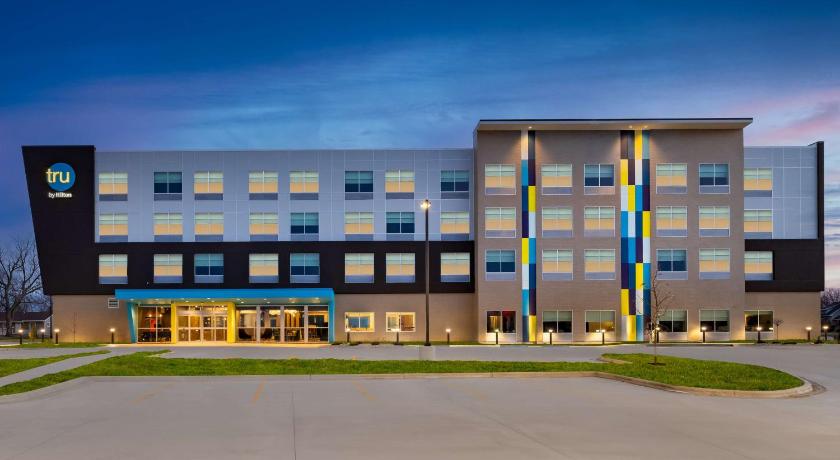 Tru by Hilton Oshkosh