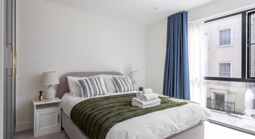 Fulham Luxury high-spec Apartment with large balcony, Central London Location, Near Fulham and Chels