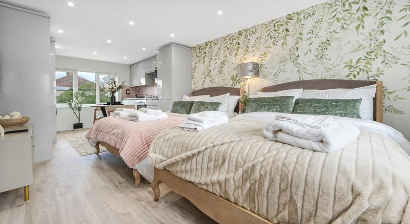 Perivale home Sleep 4 40 mins to central London