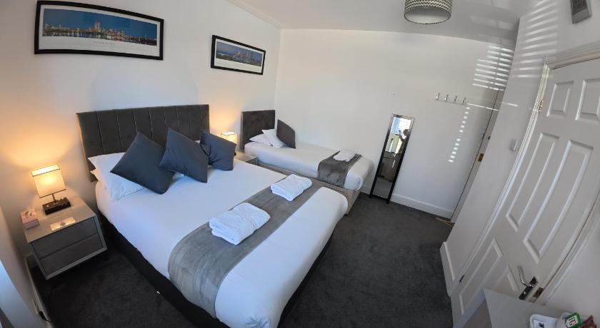 Oakhurst Gatwick B&B & bookable Holiday parking deals