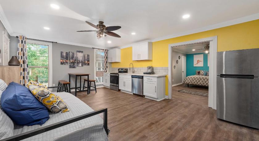 Cozy & Spacious 1BR in Montrose Walk to Top Attractions