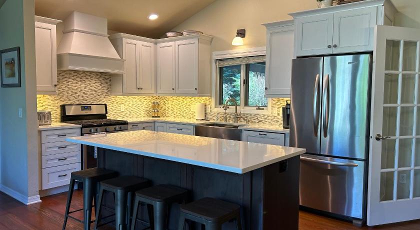 Whitefish Home, Sleeps 7, Hot Tub, AC
