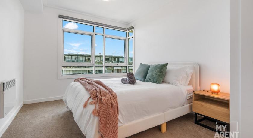 Bright Light Filled 1 Bedroom Apartment