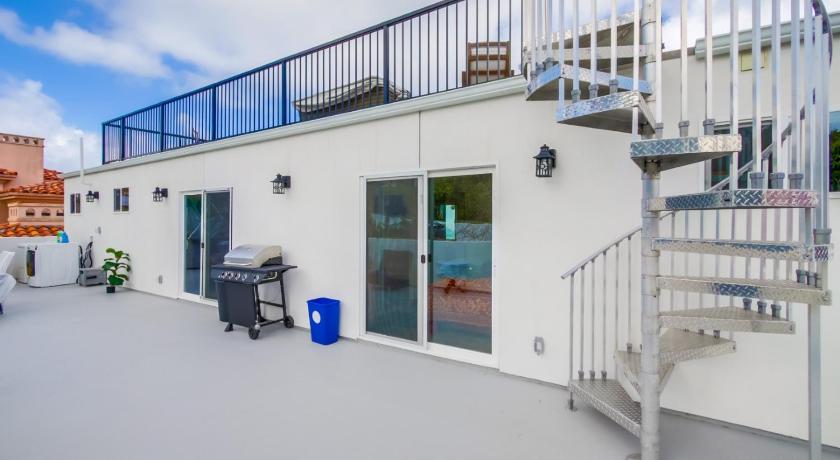 360 Rooftop View Ocean Breeze 6 Min to Beach