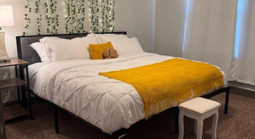 Luxury 1BR With Balcony Near Airport