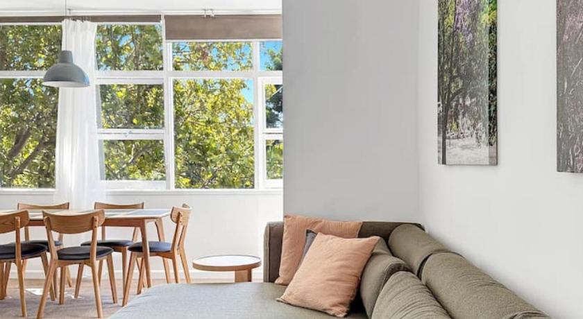 Serviced Luxury Condo, Parkside, moments to metro