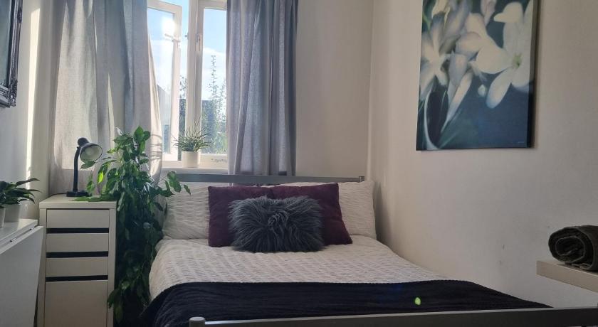 Stylish Small Double with Free Parking near Hampton Court-R1