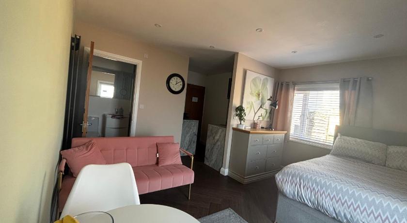 1 double bed studio with private access and parking