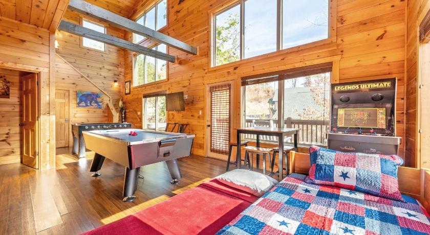 Blue Bear Lodge near Dollywood! 1 mile off PKWY Community Pool Hot tub Game Rm