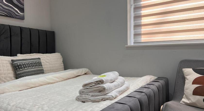 MJ Serviced apartment - West London