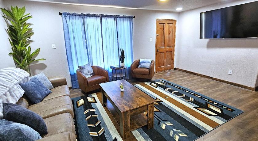 3Bd, King, Brkfst, Large TVs, WD, Sleeps 11, BBQ