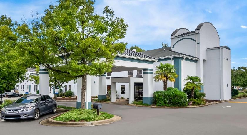 Clarion Pointe Apex – Holly Springs