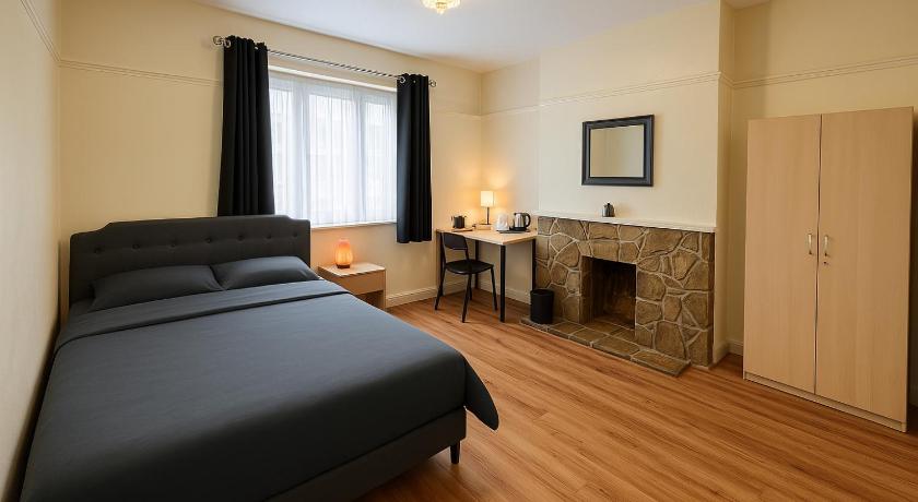 Cosy Double Room in Harrow & Wealdstone - Desk,Fast Free Wi-Fi,Near Station - 15 mins by train to We