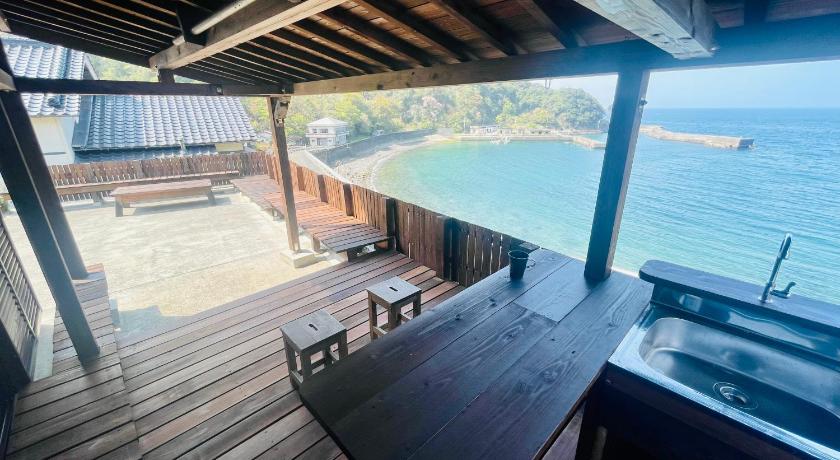 オーシャンフロントで夕日眺めながら海水浴とバーベキュー出来る1日1組の貸し切り絶景宿トリノウタ