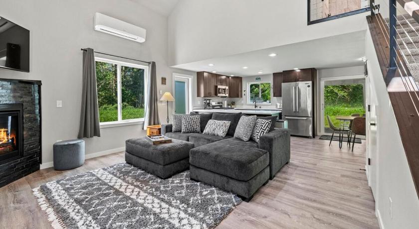 Rainier Cabin with Fireplace-WiFi-Yard-Meadow Views