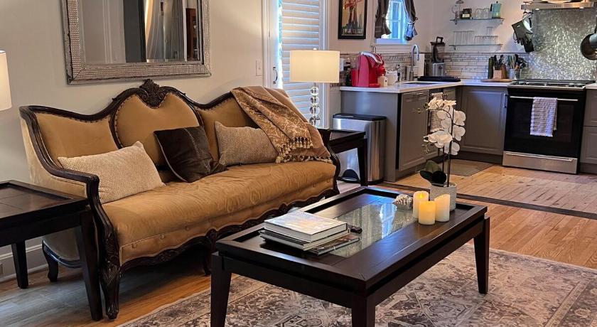 cozy retreat in upscale Green Hills in west Nashville