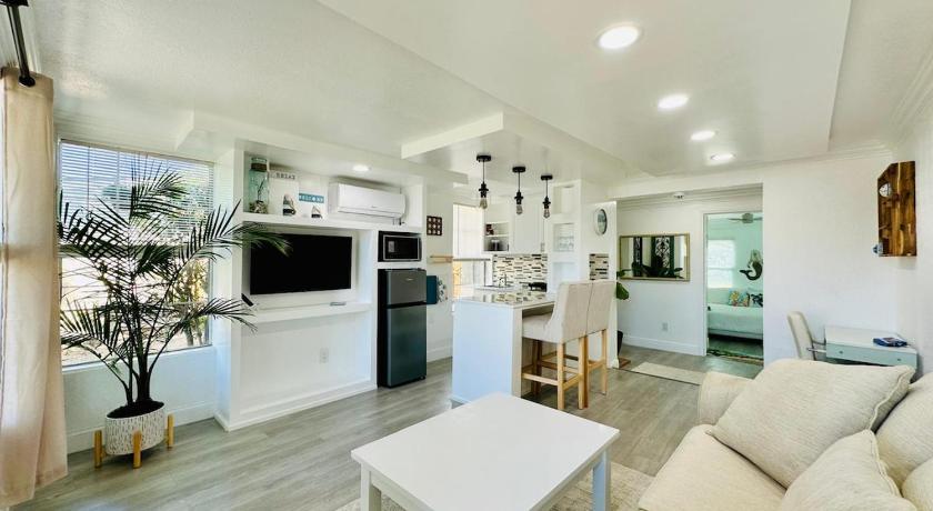 Modern 1BR Suite Boutique 5 Miles to Beach