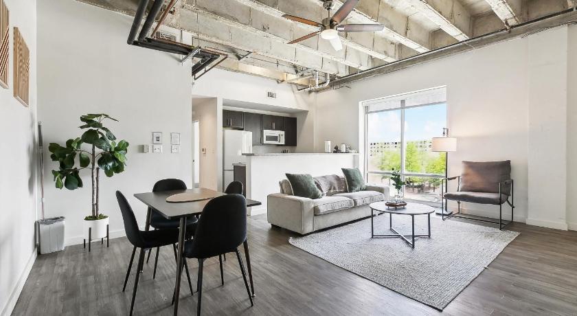 Industrial Downtown Apartment - 2BD 2BA