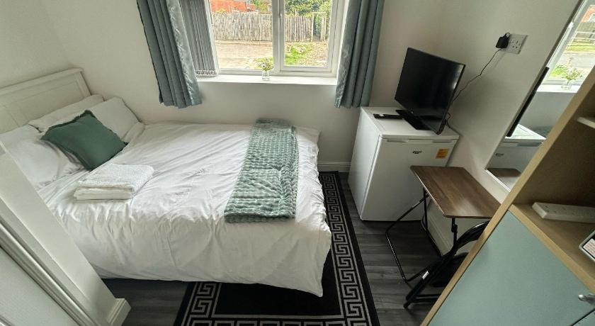 Private Room with Ensuite Bathroom & Free Parking