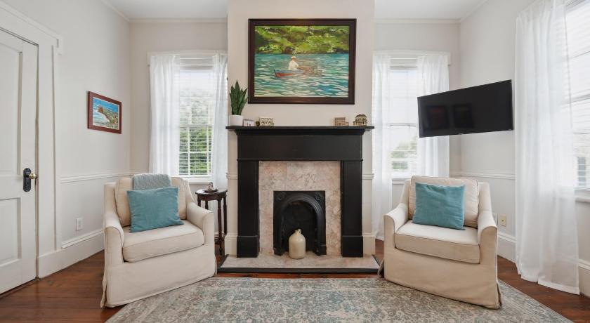 Charming Historic Duplex W Courtyard & Parking