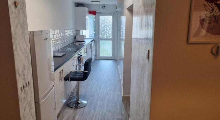 4 Bed House - Sleeps 8 - Parking - Wifi