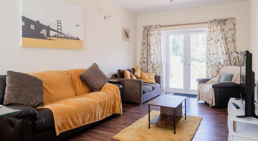 Spacious 6 bedroom House in Dudley with optional Nursery-Drive and Garage-Families and Contractors W
