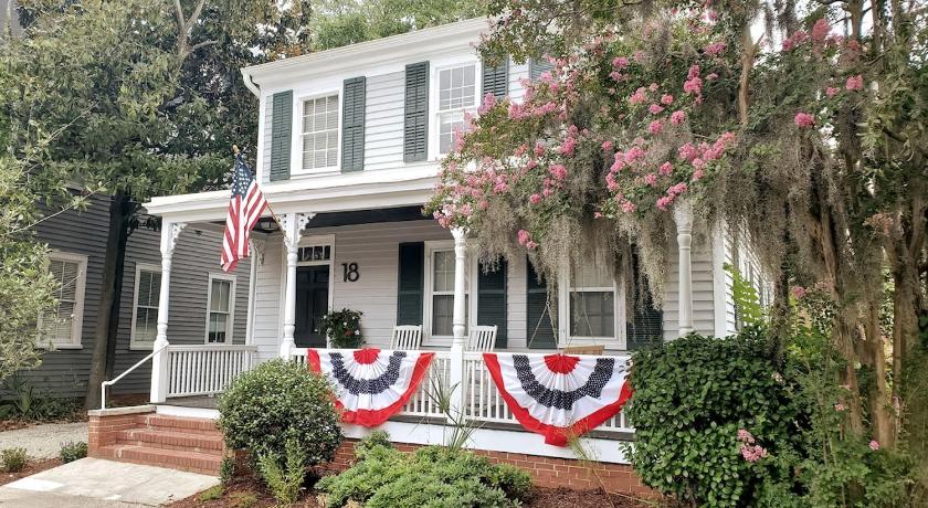 1860 House In the Heart of Downtown
