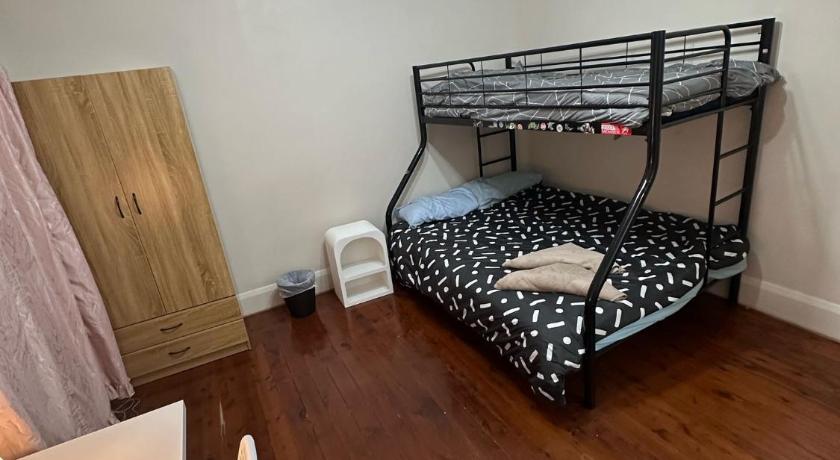 Comfortable Family Room in Central Location - EW1