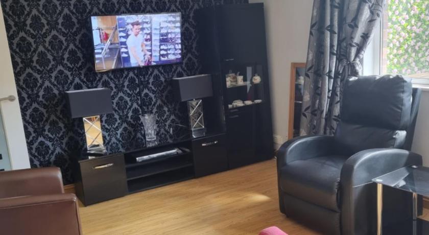Beautiful Ground floor flat in the Heart of Rochester with balcony mobility friendly