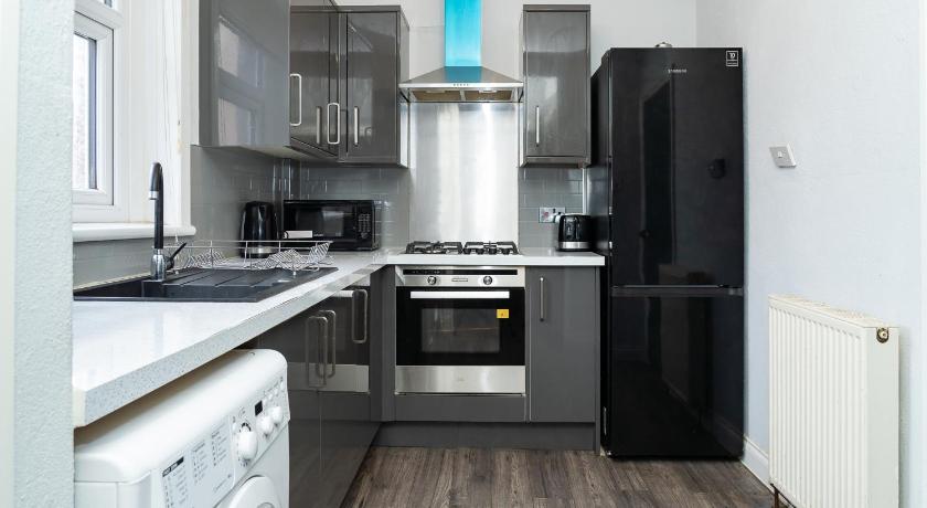 Luxury 2-Bed Townhouse with Free Parking, Near City