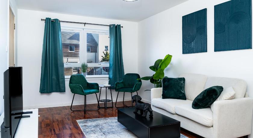 Luxury 3-Bed Townhouse with Free Parking and Central
