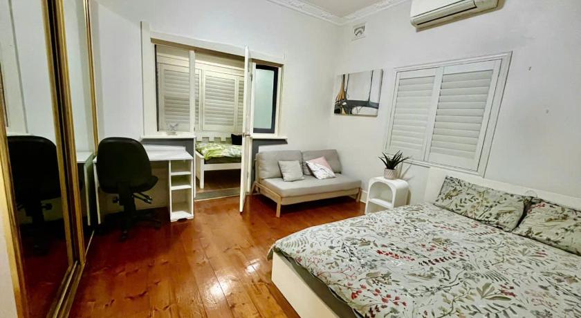 Rooms in a shared house next to a scenic and lively beach