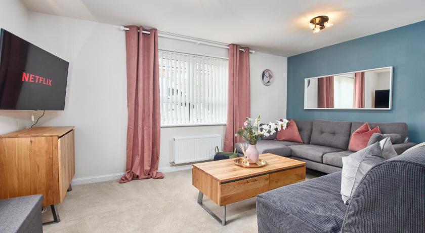 Central Coventry Stay, 3BR, Sleeps 9, Free Parking