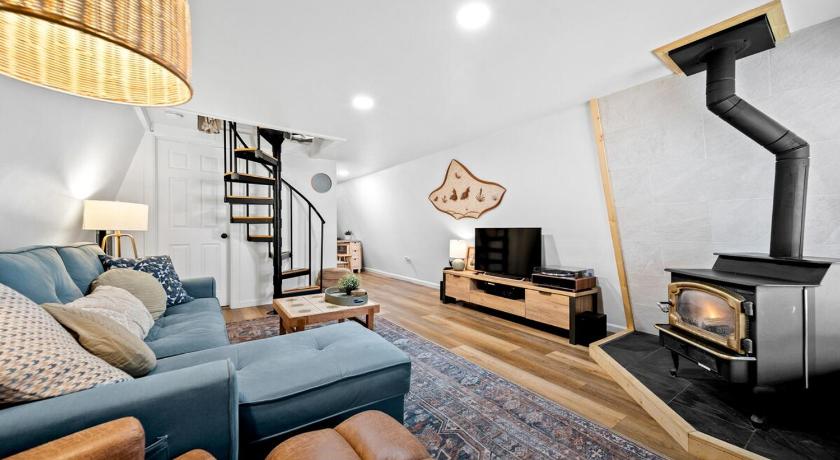 Cozy Modern Remodeled A-Frame with Grills & Deck