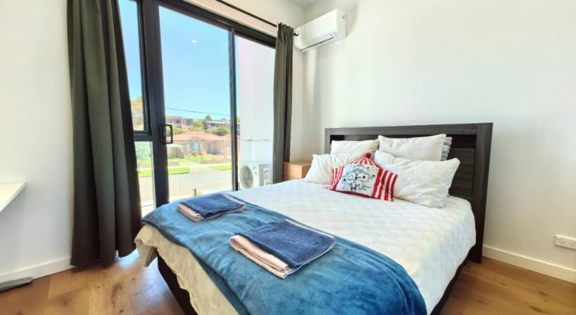 Bright room with queen bed and balcony near train station