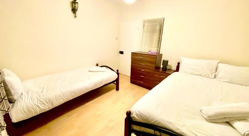 Lovely Ground Floor 2 Bedroom House Ealing London