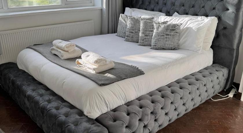 Cosy 2-bed Maisonette with Private Garage in Wembley