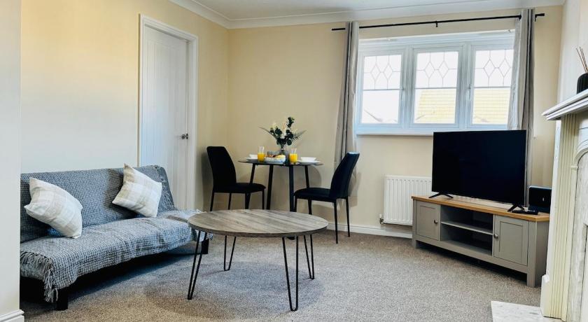 Manchester Stay Hub - 2BR with Free Parking, Near Airport & Attractions