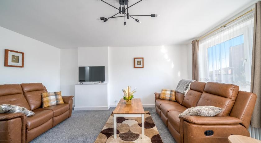 5 Bedrooms Homely House with Garden-Sleeps 11 Comfortably on 5 Double Beds, 1 Single Bed, Onsite Pri