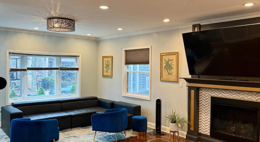 Stunning Home in Prime Chicago with private pool
