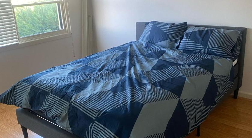 Comfortable Queen Room in Spacious House with Backyard - GA3