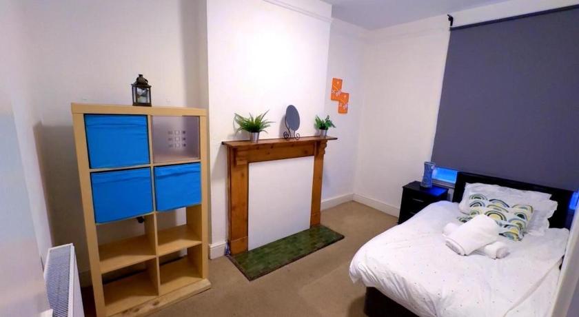 Spacious House- Parking Garden & Central Location