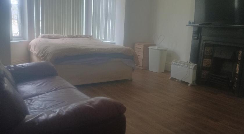 Luxurious ensuite rooms with shared kitchen, Walsall