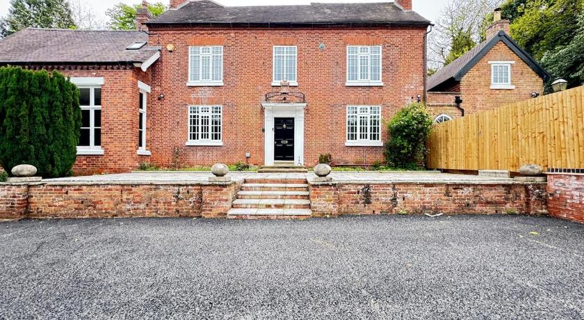 Charming, Cosy & Spacious Manor House with Lake