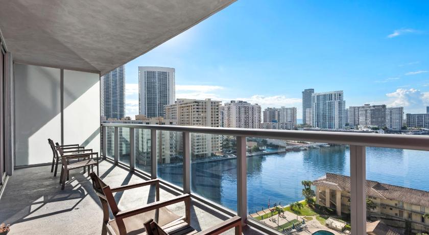 Coastal Luxe Residences - Premium Suites with Pool and Water Views