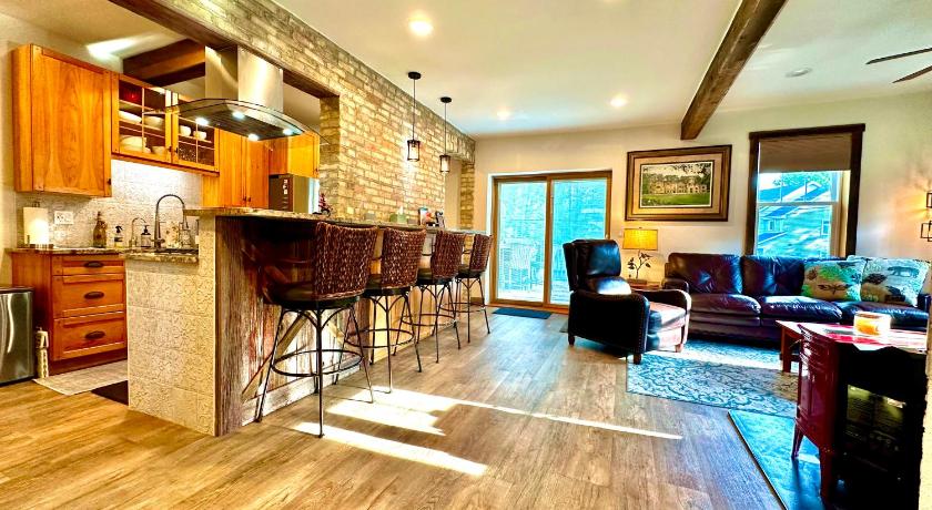 Be Still & Know, Fireplace, Firetable, Walk to Port