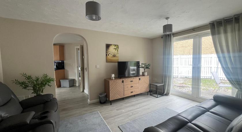 Near Saltaire, Bingley, Beautiful & Spacious, Entire 2-Bed House, Kitchen, Washer Dryer, Parking & G