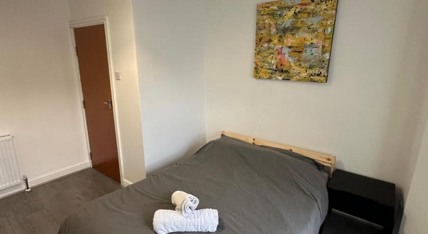 Freshly Renovated Flat just minutes from Luton Airport with Private parking