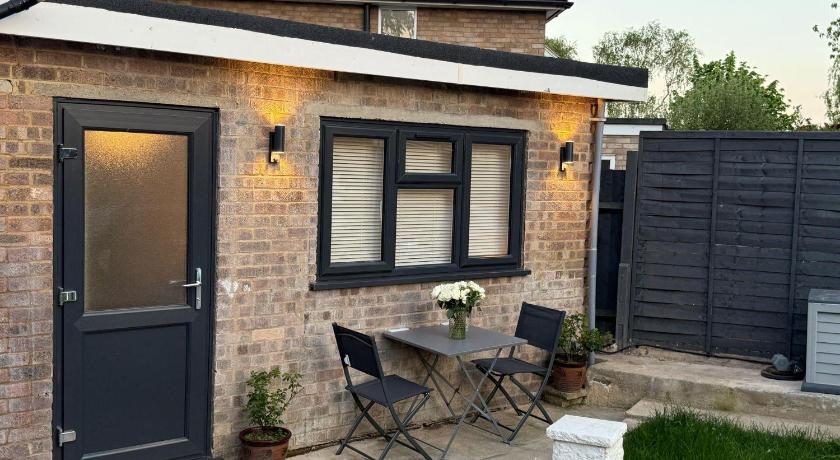 Brand New Renovated- Free Parking- Garden- SmartTV
